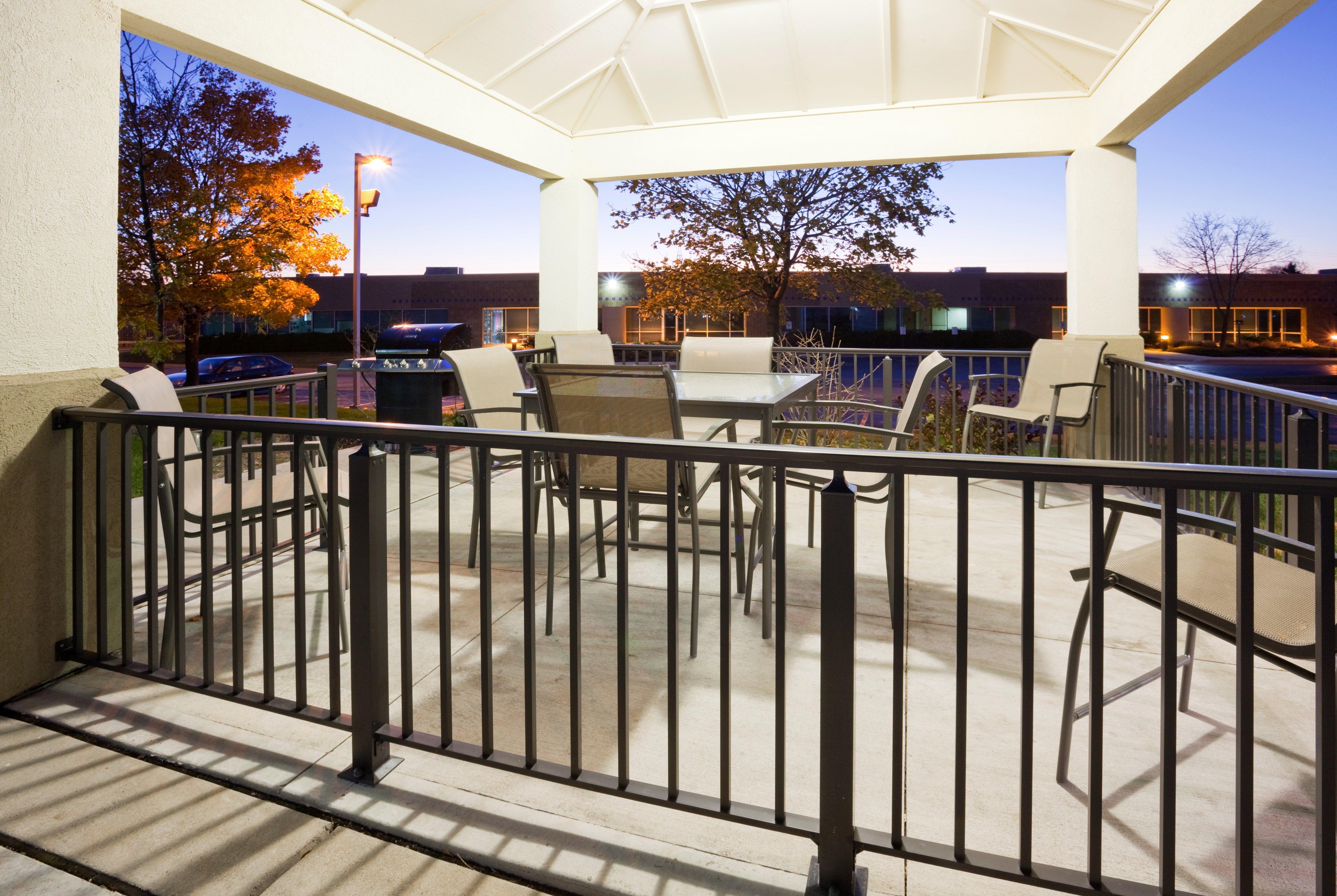 Candlewood Suites Milwaukee Brown Deer, An Ihg Hotel Exteriör bild